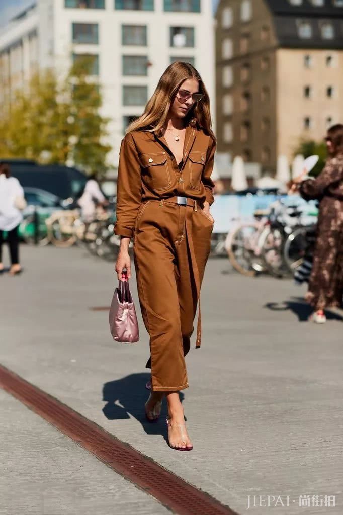 今年夏天流行把塑料穿在脚上,奚梦瑶同款要不了解下