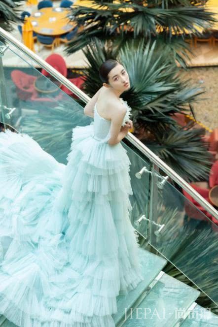 张子枫一袭纱裙亮相红毯,发型却成灾难