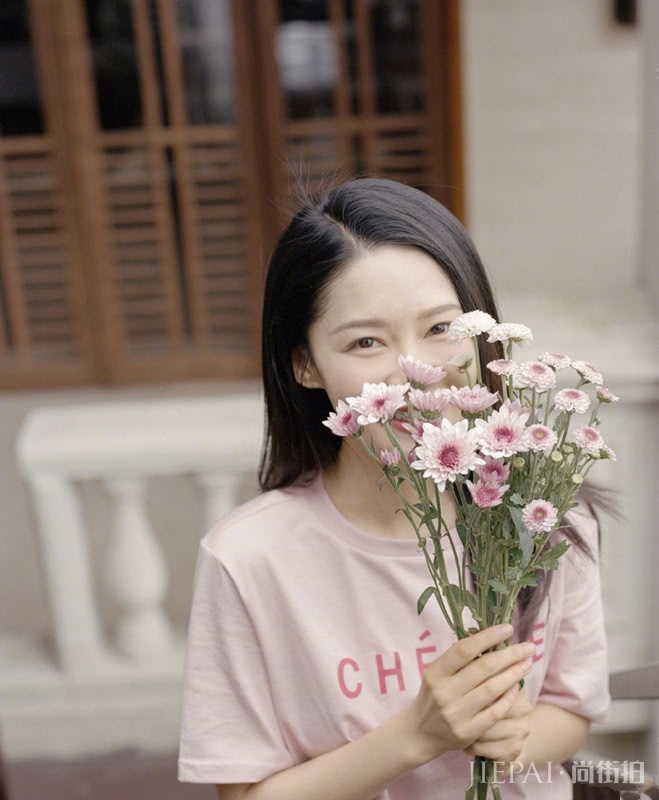 李沁晒夏季少女搭配，一件粉色短袖配白短裤，气质正好