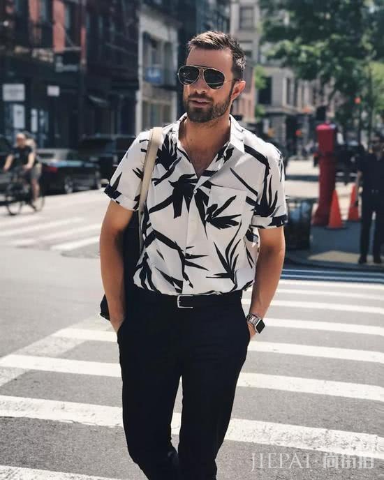 最新时尚风潮告诉你,衬衫都要穿花的