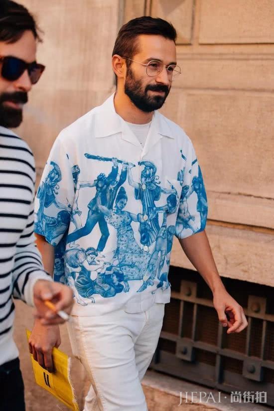 最新时尚风潮告诉你,衬衫都要穿花的