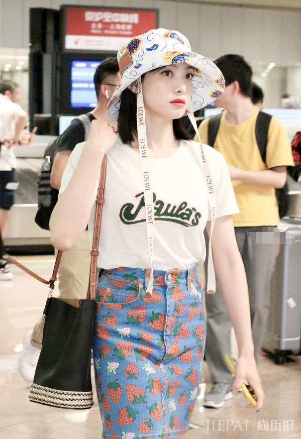 宋茜参加活动似“赫本”,机场现身却如学生妹