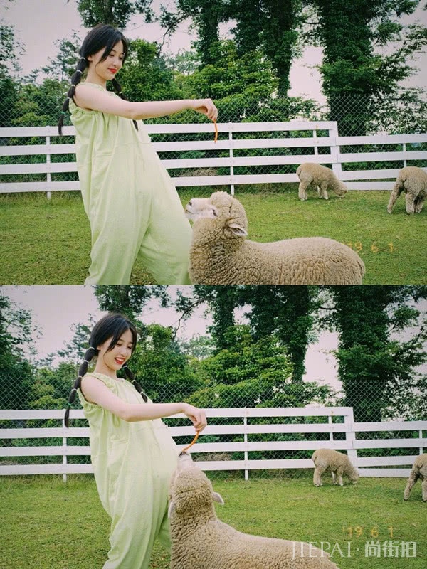 虞书欣穿绿色连体裤晒旅拍照清新可爱，成少女出游穿搭模板