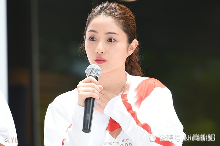 石原里美为奥运火炬大使出席活动,麻花辫运动装元气满满