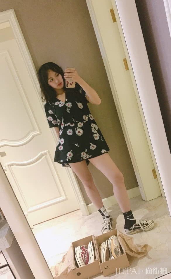 程潇的萌萌腿太配雏菊裤了,美得冒泡