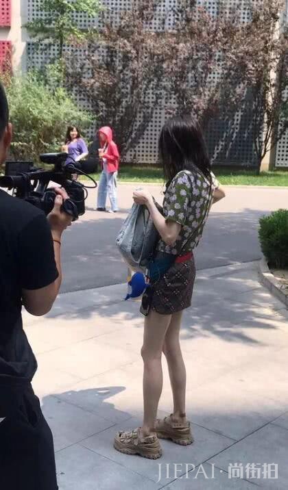 郑爽印花衬衫配短裙甜美又清新,生图太好看了吧