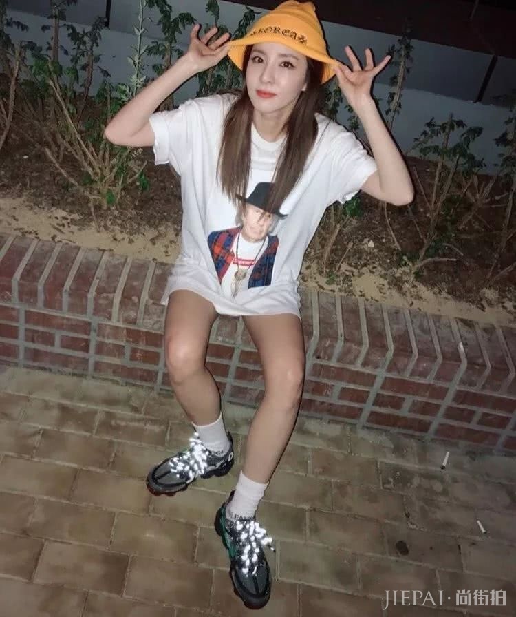 JENNIE、LISA都穿的这件内涵Tee,到底有多体面?