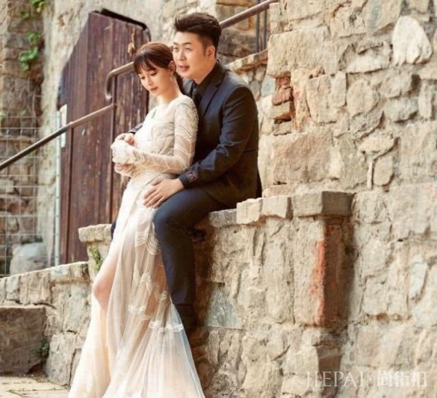 杜海涛沈梦辰婚纱写真首曝光,二人搂腰相依恩爱甜蜜,婚戒醒目