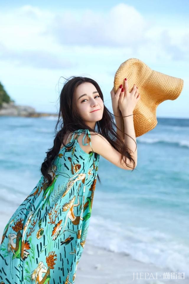 钟楚曦神仙肩颈线上热搜,穿上今夏最流行吊带太高级