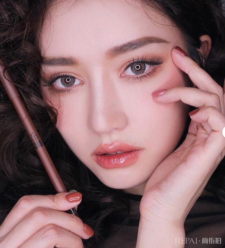 她是四小花旦里唯一没动过脸的,那比镰刀还细的山根是P出来的吗?