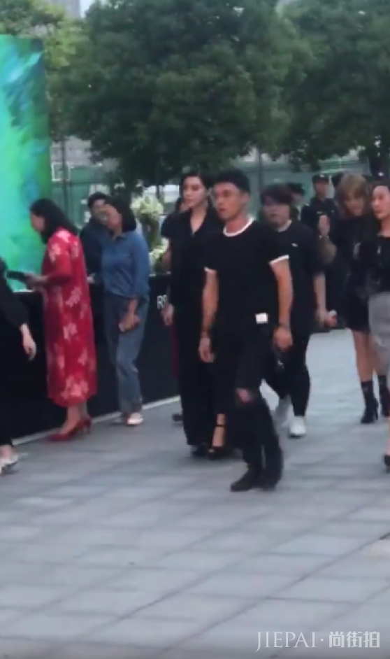 范冰冰复出了?低调出席活动,入场却获6名工作人员陪同