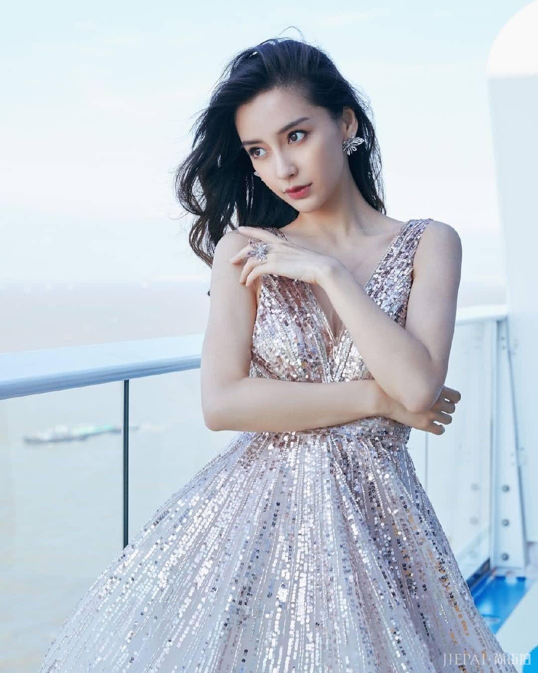 杨颖穿上亮闪闪的礼裙,居然一瞬间就变得高贵起来了