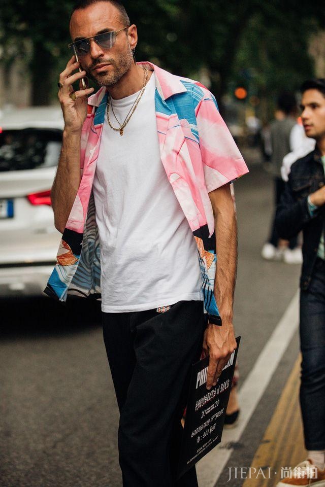 2020男装周场外街拍:女生穿男装,男人穿女装将是常态