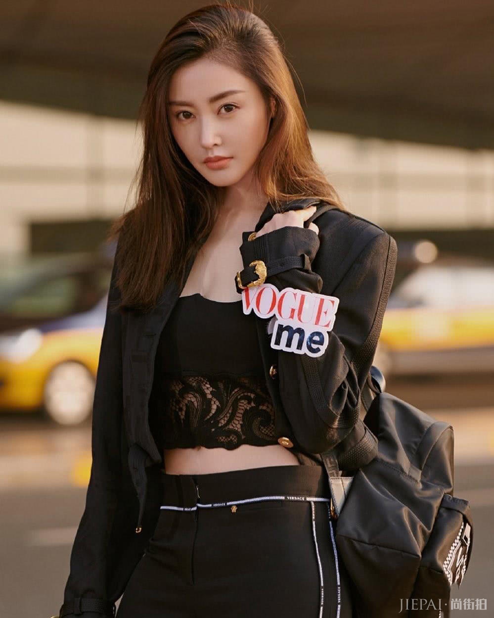 张天爱街拍 裹胸蕾丝炸翻机场!搭配实力真强大