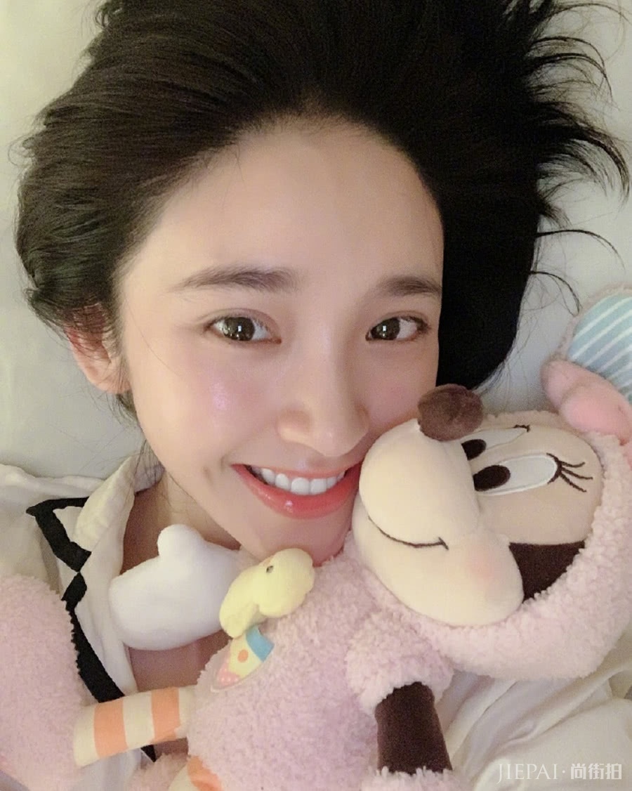 唐艺昕素颜惊艳众人，网友纷纷跪求护肤秘籍