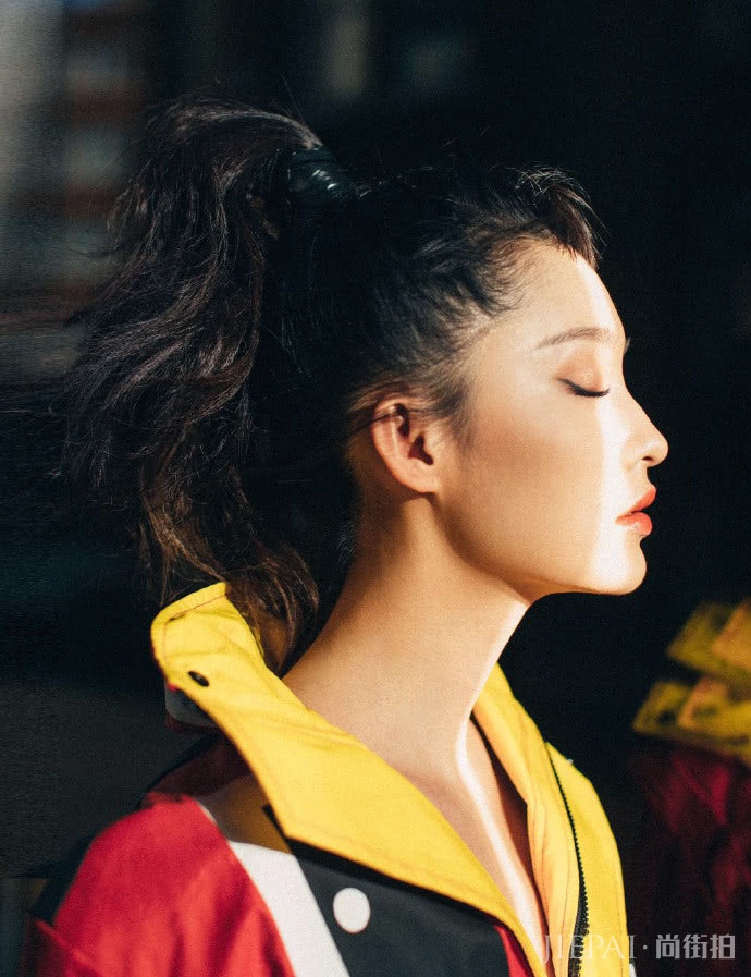 李沁现身伦敦男装周,一件撞色风衣和一个高扎马尾发型打扮得帅帅的