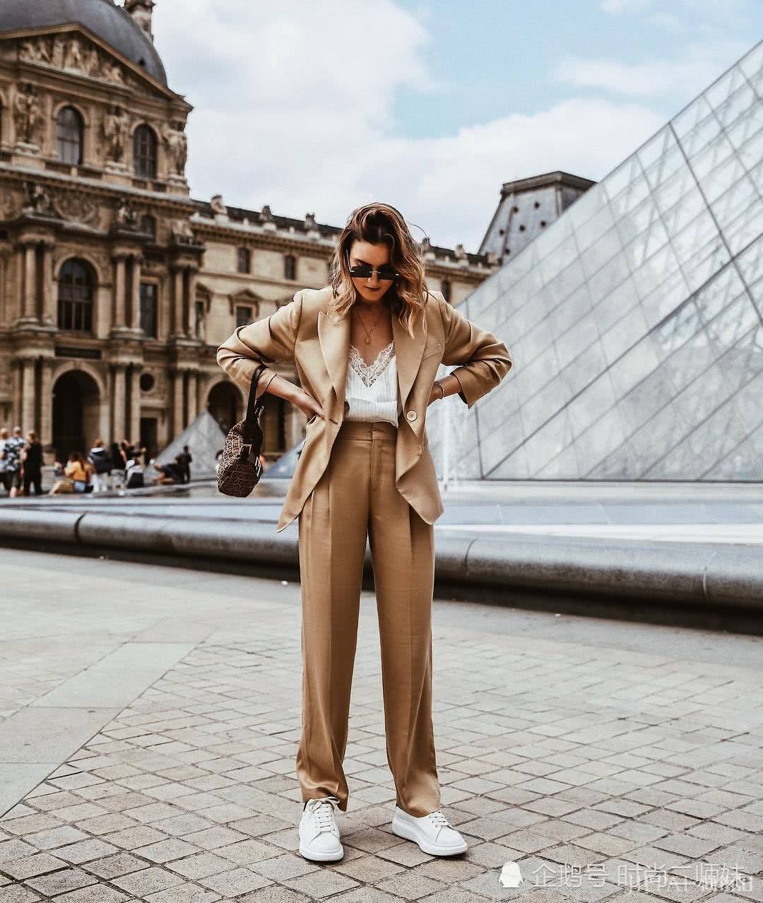 小白鞋搭配碎花和喇叭裤真的很帅气，显高还有女人味