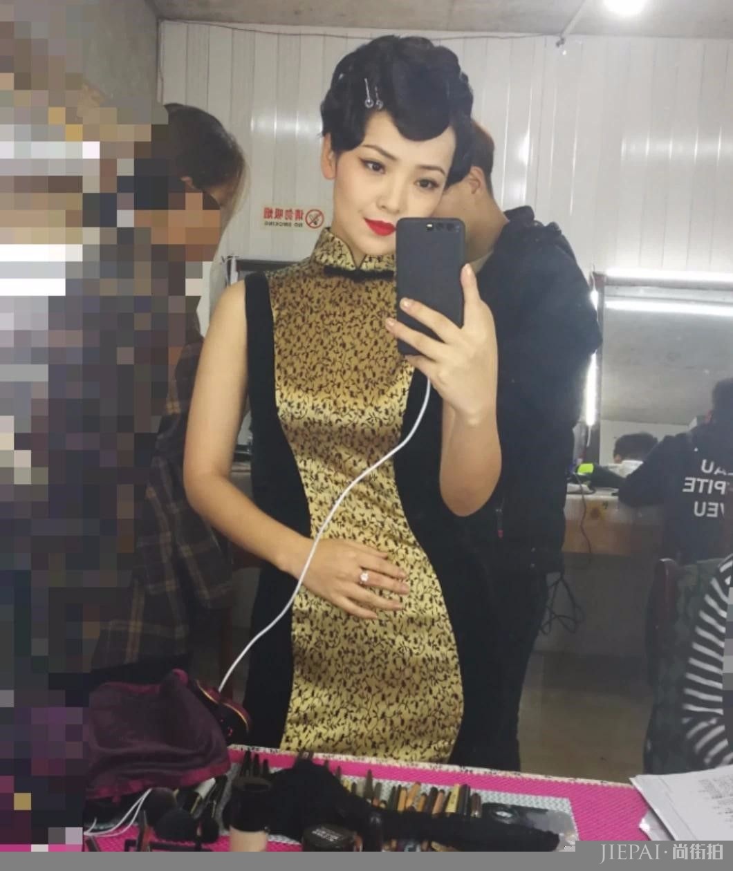 斯琴高丽晒旗袍照,身材凹凸妙曼,古典美气息浓厚?