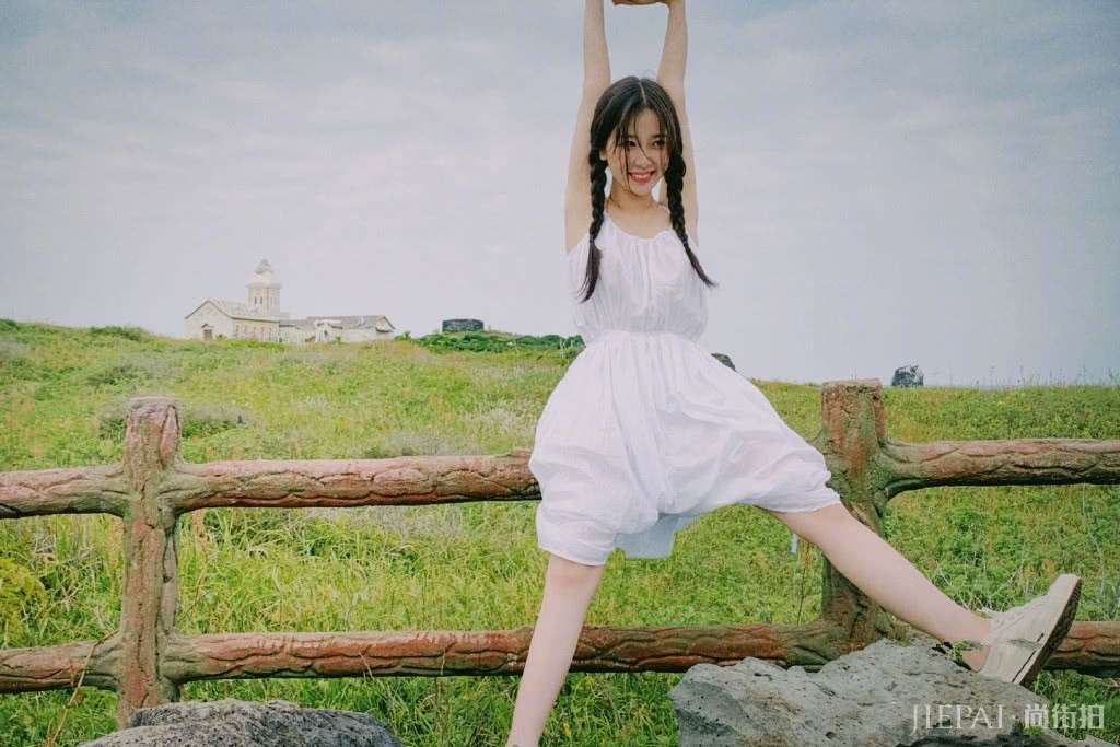 虞书欣穿绿色连体裤晒旅拍照清新可爱，成少女出游穿搭模板