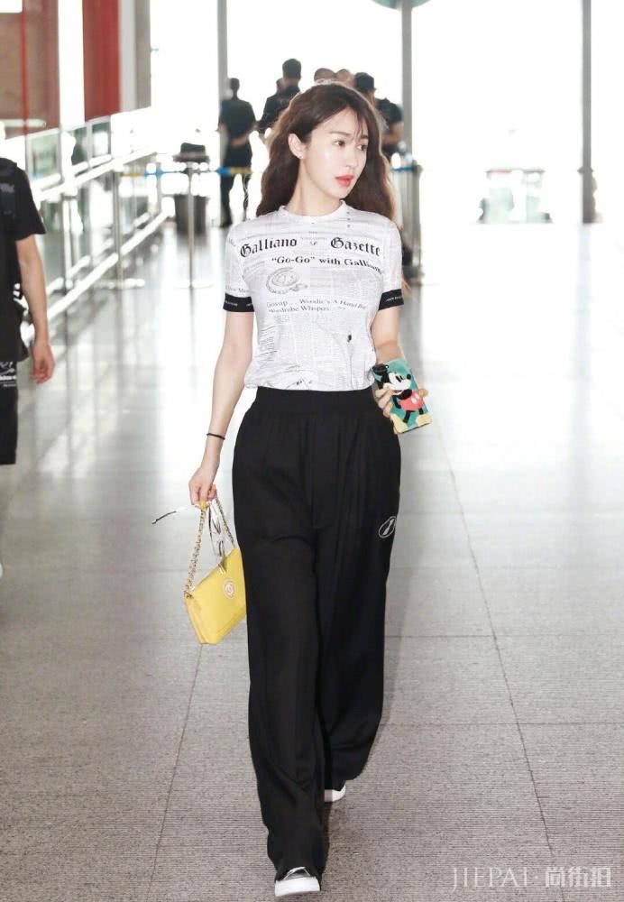 李菲儿机场街拍,穿“报纸”短袖阔腿裤,气场1米8