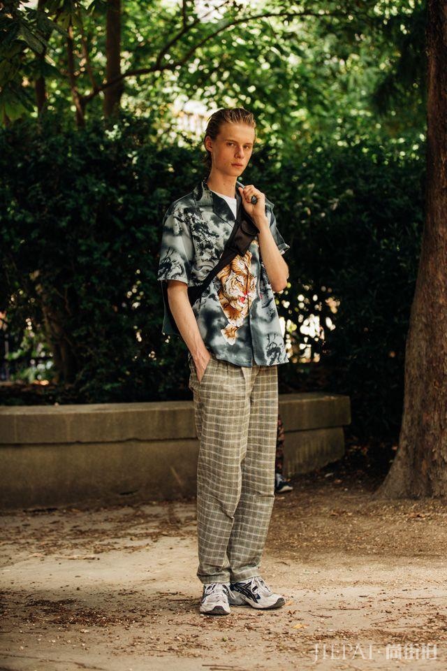 2020男装周场外街拍:女生穿男装,男人穿女装将是常态