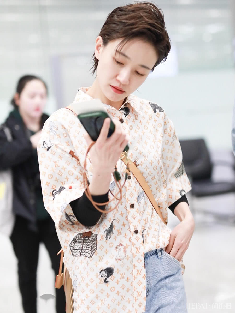 周雨彤晒游玩私服，叠穿紫色衬衫太美丽