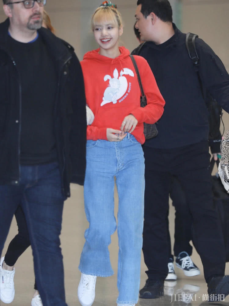 LISA启程巴黎看秀,黑色选型难掩大长腿,不愧是人间芭比