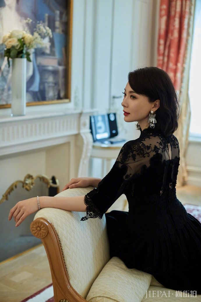 陈数晒蕾丝“黑天鹅”美照 越长越美