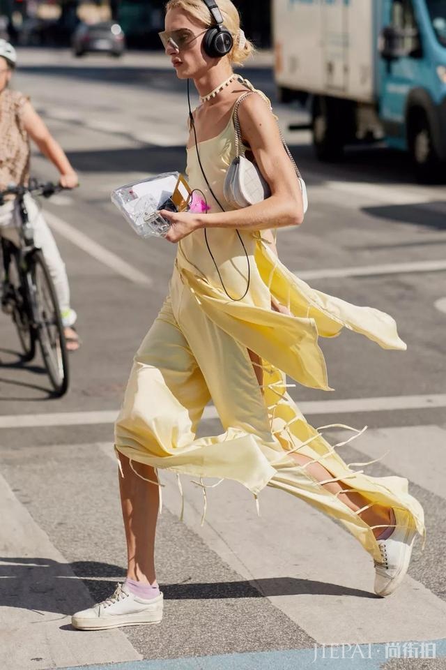 钟楚曦神仙肩颈线上热搜,穿上今夏最流行吊带太高级