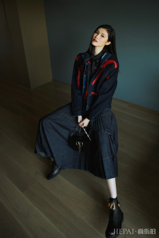 何穗公主卷发搭配衬衫连衣裙,青春靓丽又有少女感