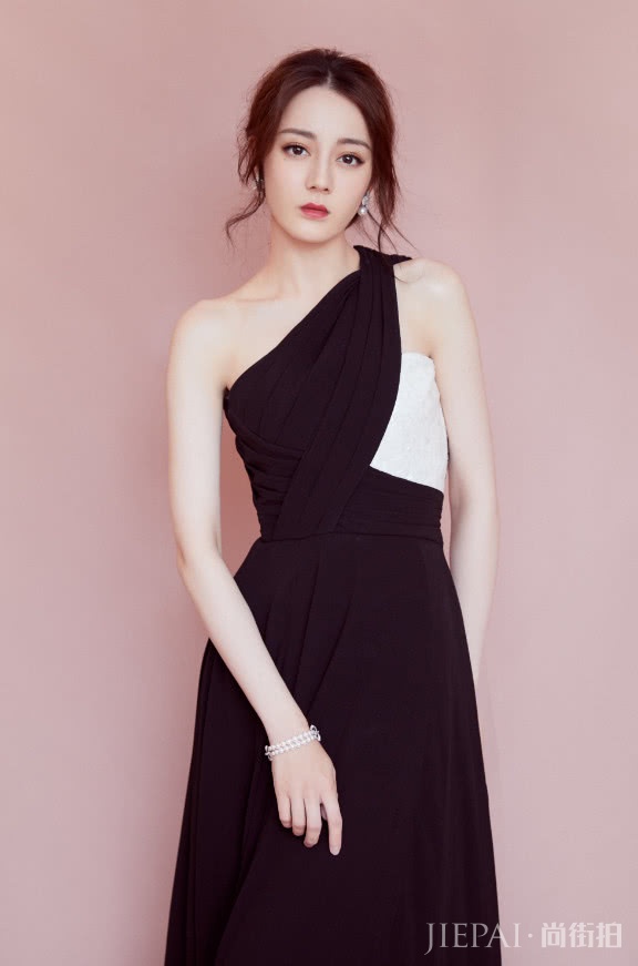 热巴穿高开叉礼裙走活动，微撩裙子却被淤青抢镜