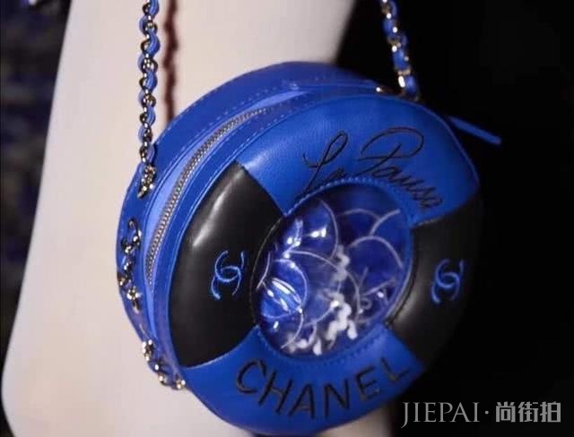 今年的流行包包居然这么怪异?鹅蛋、草筐还有塑料袋看着也让人心动