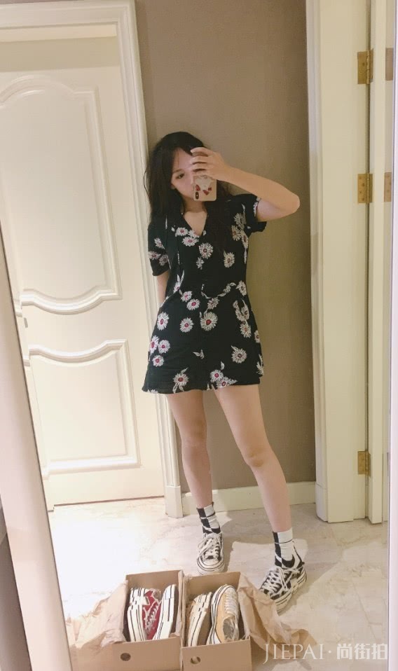 程潇的萌萌腿太配雏菊裤了,美得冒泡