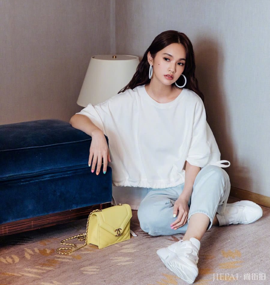 杨丞琳白色T恤搭配牛仔裤青春又时尚