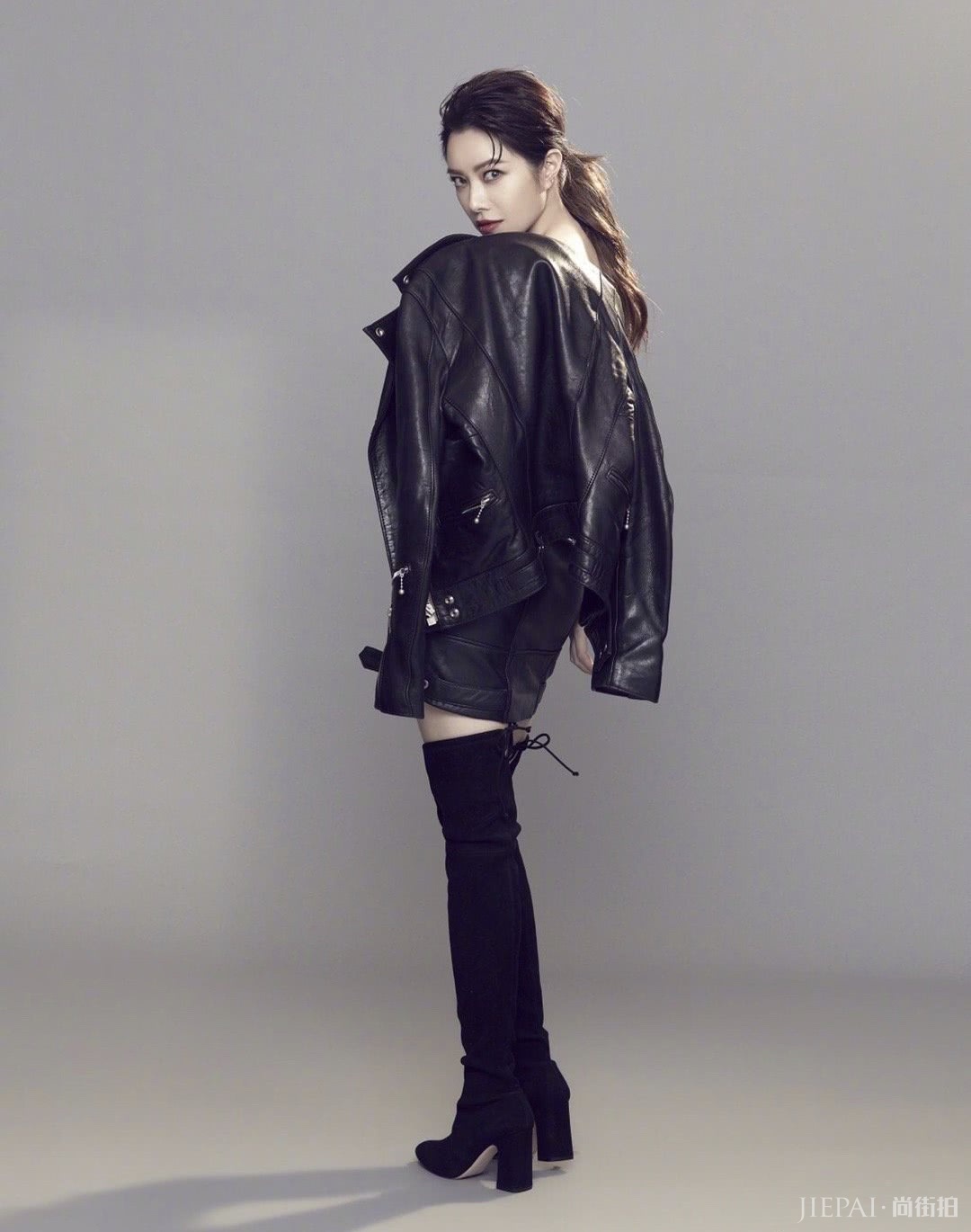 徐怀钰刘海配卫衣，新造型超年轻，看起来最多20岁