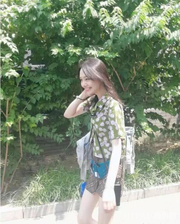 郑爽印花衬衫配短裙甜美又清新,生图太好看了吧