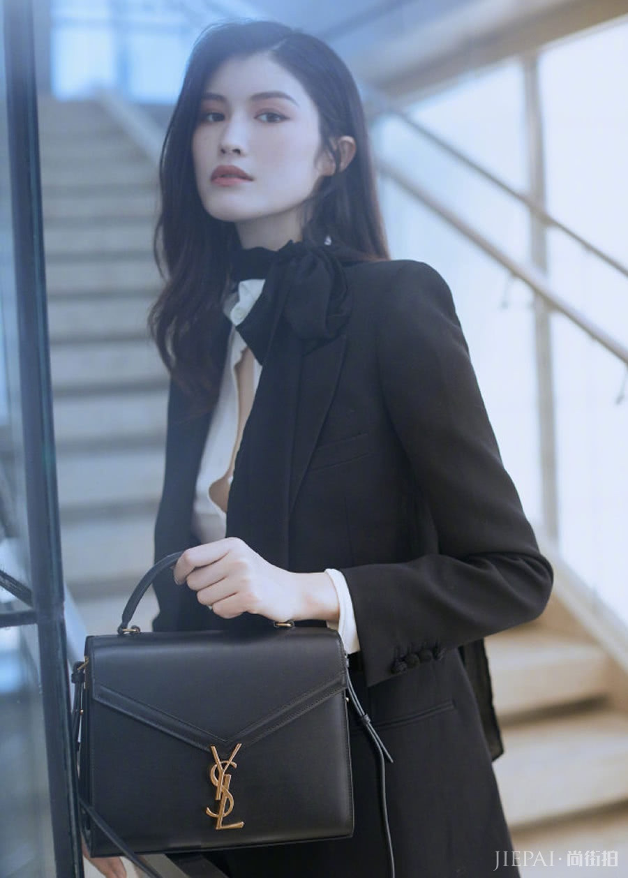 何穗穿西服套装气场强大，这样的气质绝对霸道女总裁