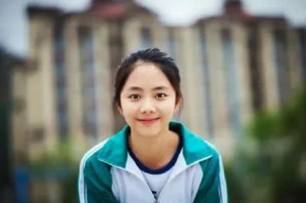 快30岁谭松韵靠丑哭的校服圈粉?百年前校服时尚又有民族特色