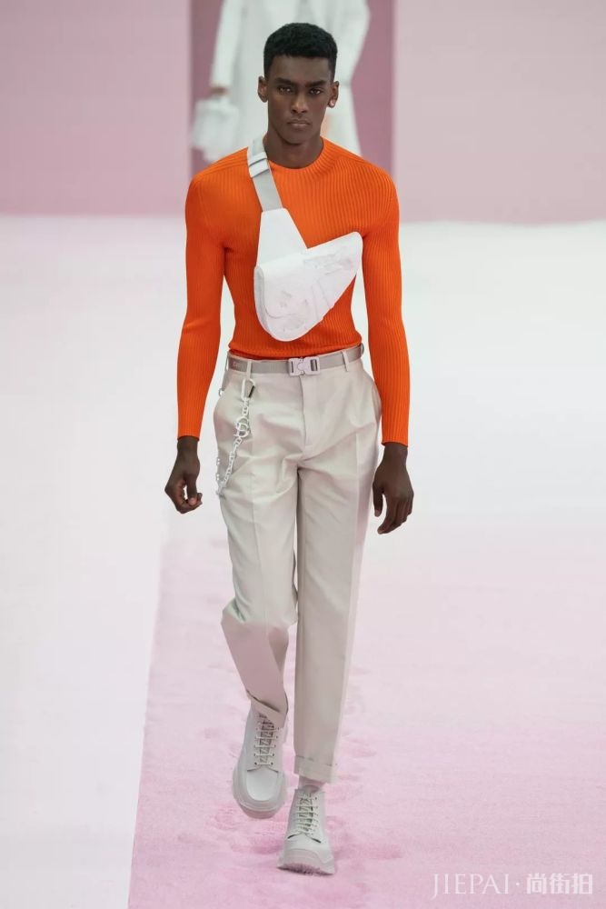 天气这么热,上街只缺一个腋下包了