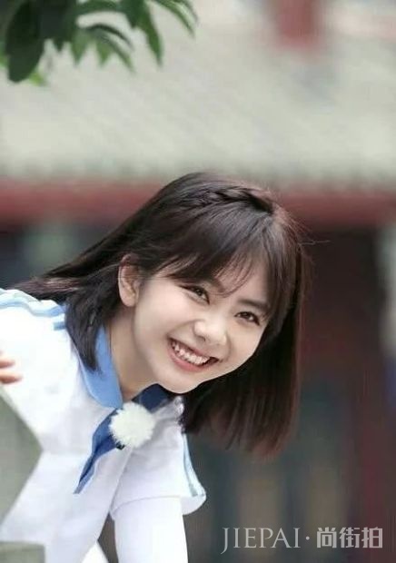 快30岁谭松韵靠丑哭的校服圈粉?百年前校服时尚又有民族特色