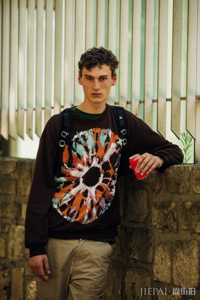 2020男装周场外街拍:女生穿男装,男人穿女装将是常态