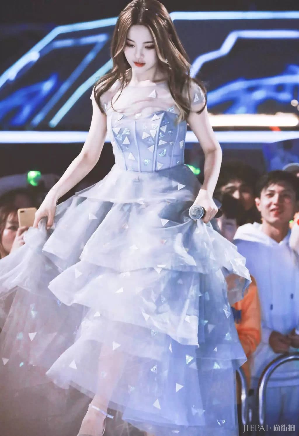 杨超越和AB同框合影完胜?黄金比例神仙颜值果然不是白来的