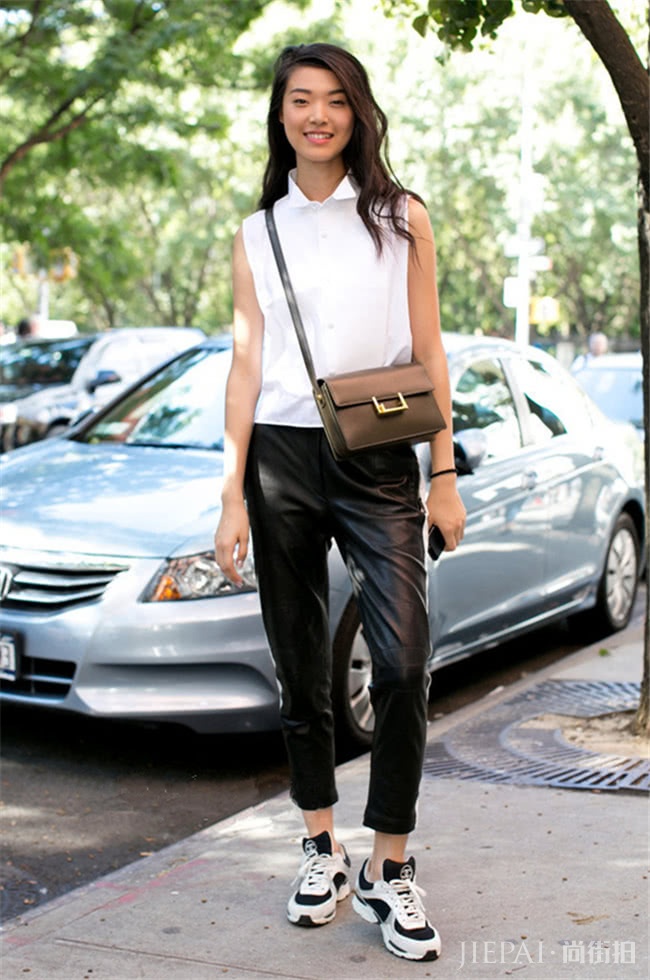 夏天太闷热?穿一件无袖衬衫清凉还透气