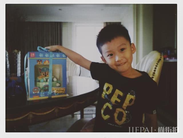 黄海冰晒照为5岁儿子庆生,小女儿罕见出镜,与包贝尔女儿神相似