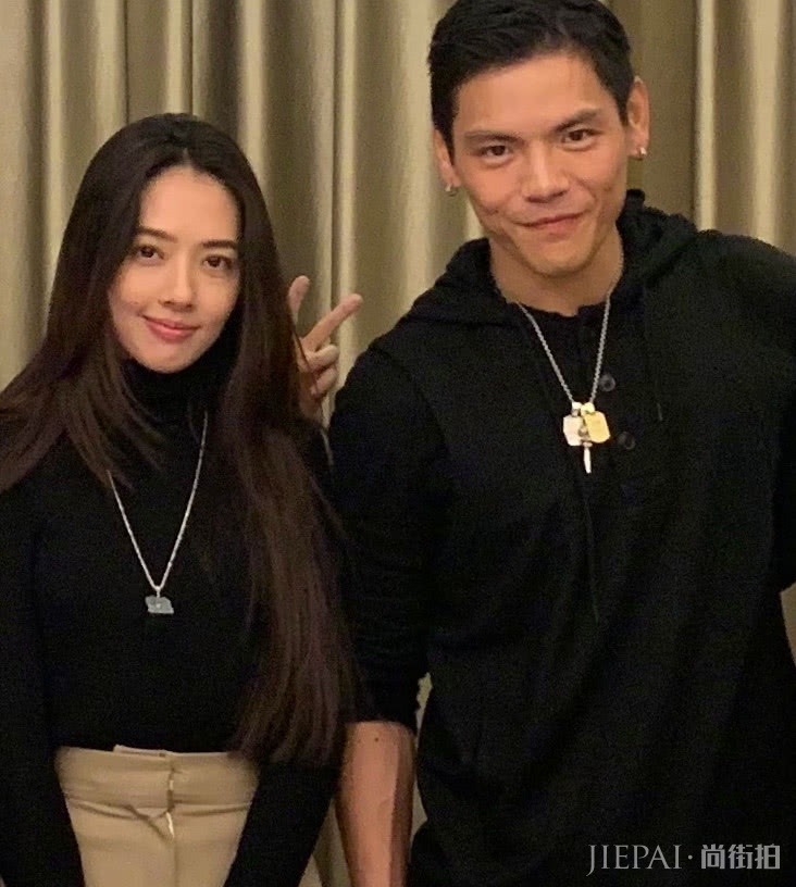 向佐从陈冠希潮牌店买衣服送郭碧婷爸爸,郭爸爸嫌太招摇不敢穿?
