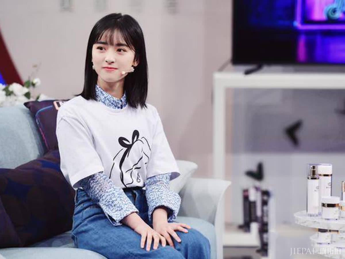 周雨彤晒游玩私服，叠穿紫色衬衫太美丽