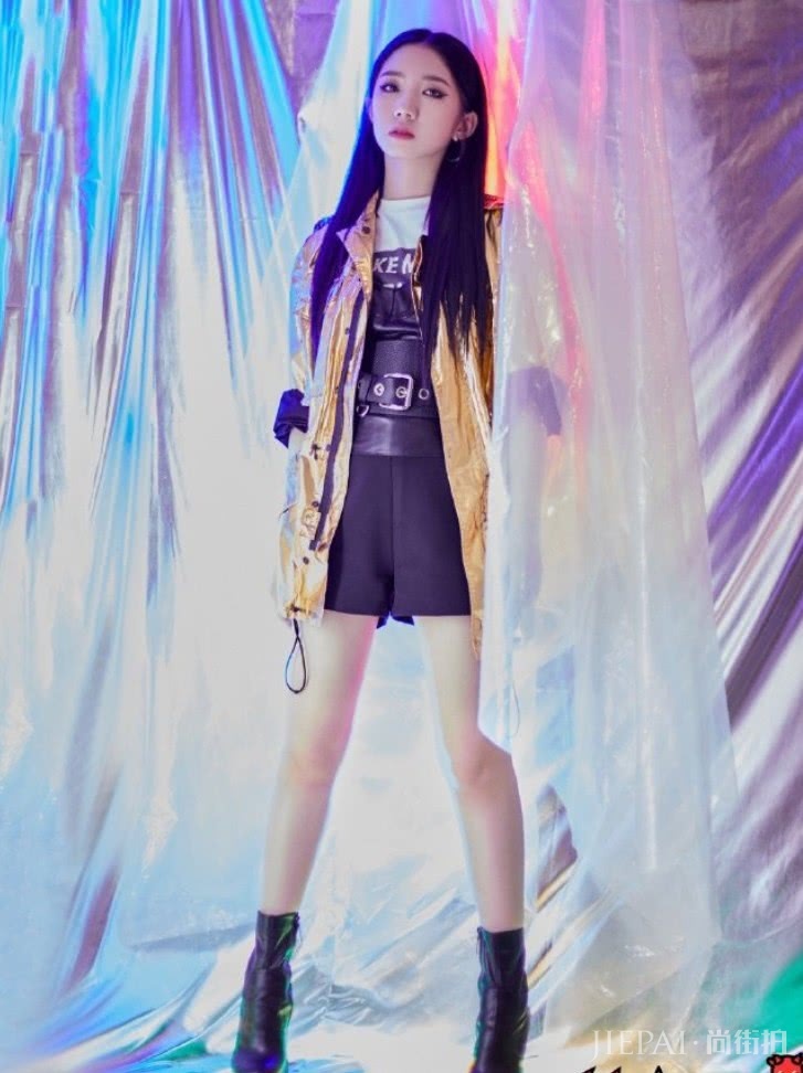 孟美岐力将半腿毒液靴穿出了堆堆袜的感觉,太少女!