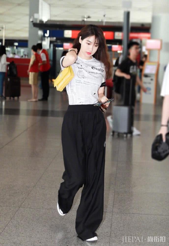 李菲儿机场街拍,穿“报纸”短袖阔腿裤,气场1米8
