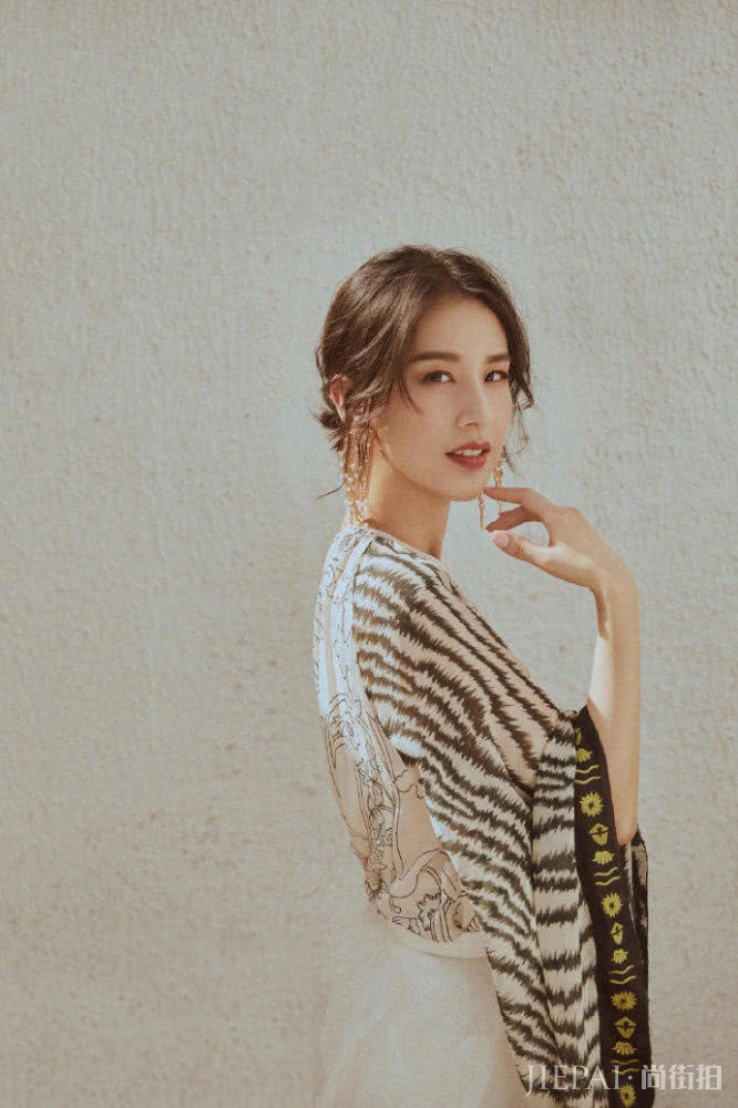 黄圣依唯美写真，女人味十足！暖色系搭配彰显魅惑格调