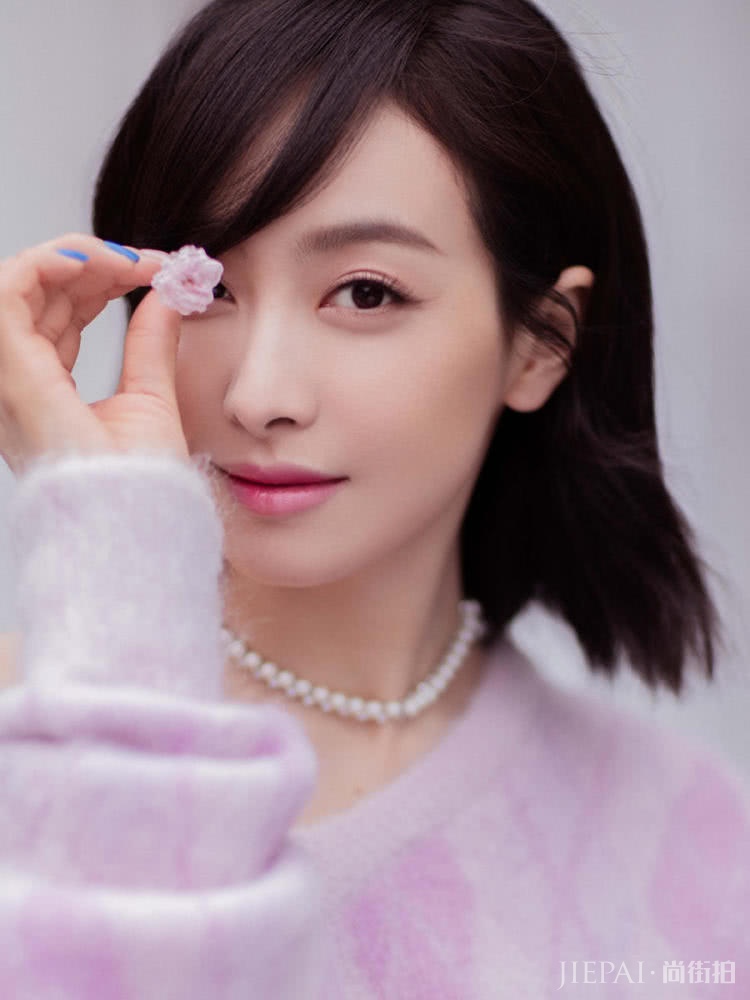 宋茜穿粉色毛衣搭配流苏裙,这样的搭配也太温柔了吧